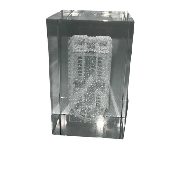 Notre Dame Cathederal Etched Glass Paperweight - Picture 10 of 10